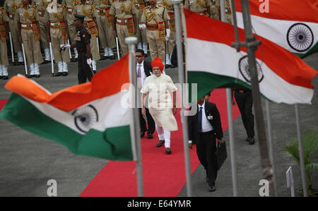Neu-Delhi, Indien. 15. August 2014. Der indische Premierminister Narendra Modi erreicht das Rote Fort, die Kennzeichnung der 68. Unabhängigkeitstag in Neu-Delhi, Indien, 15. August 2014. Indische Premierminister Narendra Modi adressierte Freitag die Nation anlässlich der Unabhängigkeitstag, Einlegung einer Beschwerde in der Welt "zu kommen und hier herzustellen". Bildnachweis: Partha Sarkar/Xinhua/Alamy Live-Nachrichten Stockfoto