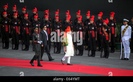 Neu-Delhi, Indien. 15. August 2014. Der indische Premierminister Narendra Modi inspiziert Ehrenwache, als er auf das Rote Fort, die Kennzeichnung der 68. Unabhängigkeitstag in Neu-Delhi, Indien, 15. August 2014 kommt. Indische Premierminister Narendra Modi adressierte Freitag die Nation anlässlich der Unabhängigkeitstag, Einlegung einer Beschwerde in der Welt "zu kommen und hier herzustellen". Bildnachweis: Partha Sarkar/Xinhua/Alamy Live-Nachrichten Stockfoto