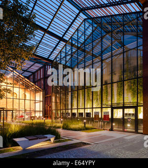 Der Malopolska Garten der Künste in Krakau, Polen. Architekt: Ingarden & Ewy Architekten, 2012. Abends Blick auf Garten. Stockfoto