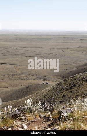 Steppenlandschaft am Berg von Felsmalereien in der Nähe von Bayanzag, Gobi-Gurvansaikhan-Nationalpark, Wüste Gobi Stockfoto