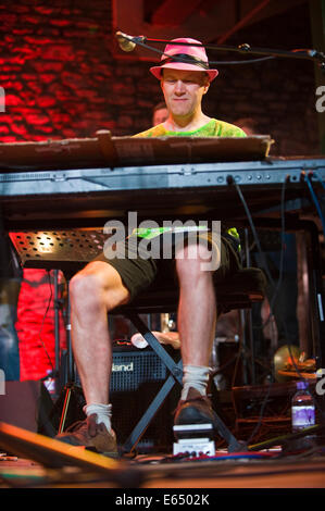 Live Musik-Keyboarder mit Bündeladern 21-köpfigen Big Band auf der Bühne Brecon Jazz Festivals 2014 Stockfoto