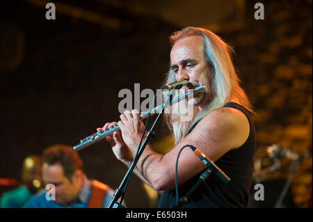 Live Musik Flötenspieler mit Bündeladern 21-köpfigen Big Band auf der Bühne Brecon Jazz Festivals 2014 Stockfoto