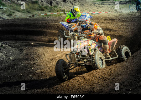 Zwei Quads Beschleunigung durch eine Kurve auf einer Motocross-Strecke, Grevenbroich, Nordrhein-Westfalen, Deutschland Stockfoto