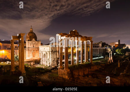 Das Forum Romanum mit dem Tempel des Vespasian, der Bogen des Septimius Severus, der Tempel des Saturn, Kirche Santi Luca e Martina, Stockfoto
