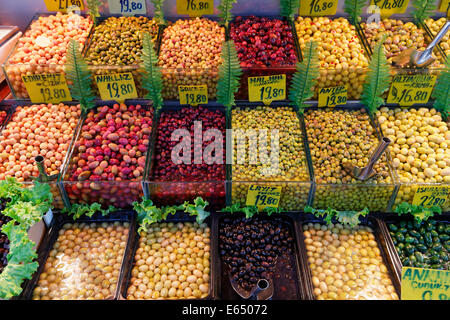 Verschiedene Sorten von Oliven zum Verkauf auf dem stall im asiatischen Kadiköy, Istanbul, Side, Türkei Stockfoto