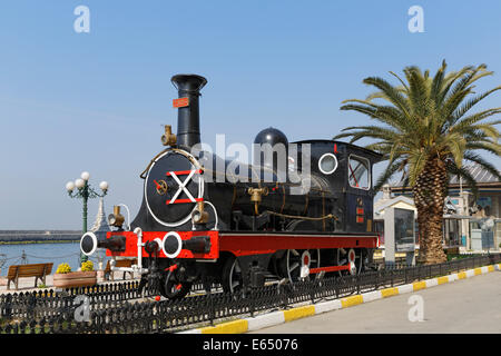 Historische Dampfeisenbahn vor dem Haydarpaşa Bahnhof am Bosporus, Kadiköy, Istanbul, Asian Side, Türkei Stockfoto