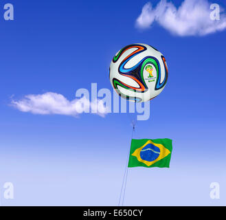 Fußball-WM als einem Fesselballon vor blauem Himmel mit der Flagge von Brasilien fliegen Stockfoto