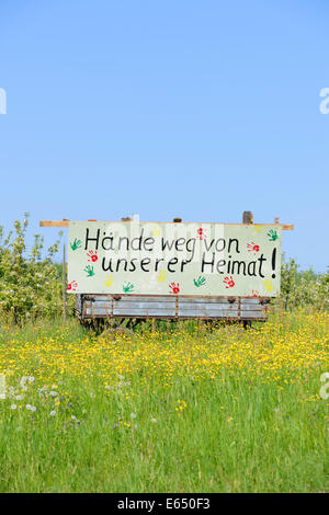 Melden Sie "Bäckerlehrling Weg von Unserer Heimat", Deutsch für "Hände weg von unserem Haus", Holzweilerhof Bauernhof in der Nähe von Großbottwar, Baden-Württemberg Stockfoto