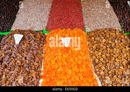 Getrocknete Aprikosen, Datteln, Feigen und Nüssen, zum Verkauf an einem Marktstand in Djemaa el Fna Platz in Marrakesch, Marokko Stockfoto