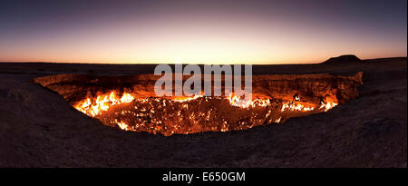 Feuer-Krater, Gas-Krater, "Tor zur Hölle" Darvaza Krater, Derweze oder Darvaza, Wüste Karakum, Provinz Daşoguz, Turkmenistan Stockfoto