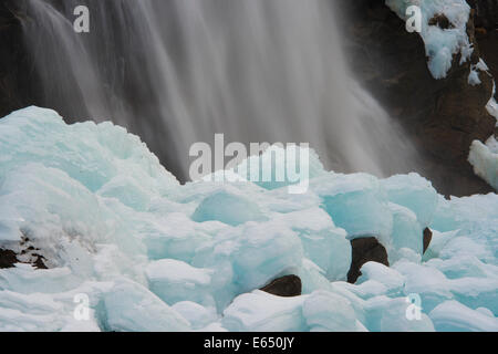 Ein Wasserfall im Winter, Krimmler Wasserfälle, Krimml, Zell am See bin siehe Bezirk, Nationalpark Hohe Tauern, Salzburg, Österreich Stockfoto