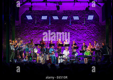 Live Musik Bündeladern 21-köpfigen Bigband auf der Bühne Brecon Jazz Festivals 2014 Stockfoto