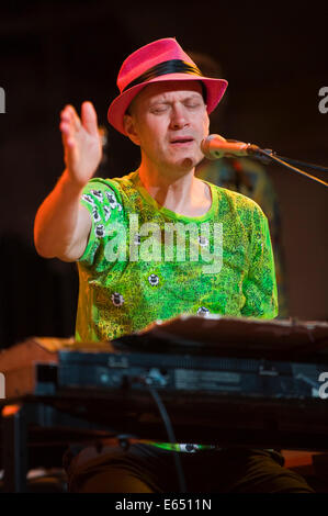 Live Musik-Keyboarder mit Bündeladern 21-köpfigen Big Band auf der Bühne Brecon Jazz Festivals 2014 Stockfoto