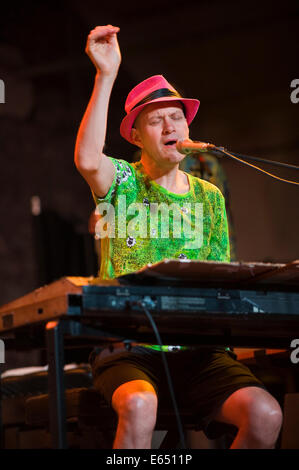 Live Musik-Keyboarder mit Bündeladern 21-köpfigen Big Band auf der Bühne Brecon Jazz Festivals 2014 Stockfoto