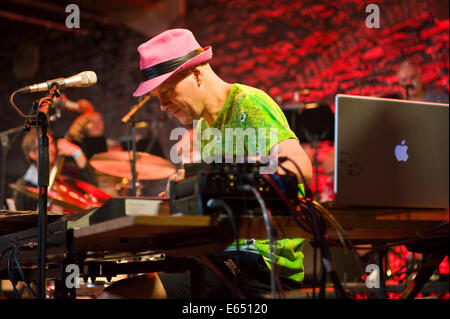 Live Musik-Keyboarder mit Bündeladern 21-köpfigen Big Band auf der Bühne Brecon Jazz Festivals 2014 Stockfoto