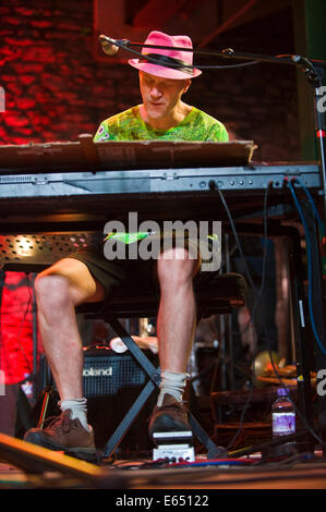 Live Musik-Keyboarder mit Bündeladern 21-köpfigen Big Band auf der Bühne Brecon Jazz Festivals 2014 Stockfoto
