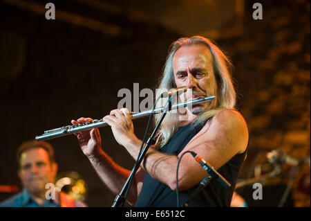 Live Musik Flötenspieler mit Bündeladern 21-köpfigen Big Band auf der Bühne Brecon Jazz Festivals 2014 Stockfoto