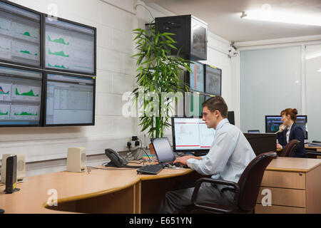 Sitzen im Büro ausführen der Diagnose Techniker Stockfoto