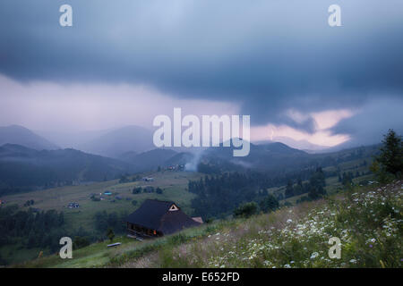 Berge Landschaft im ländlichen Raum im Gewitter. Karpaten, Ukraine Stockfoto