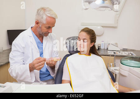 Zahnarzt zeigen Patienten Modell der Zähne Stockfoto