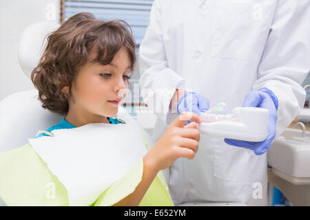 Kinderzahnarzt zeigen kleine Junge Zähne Modell Stockfoto