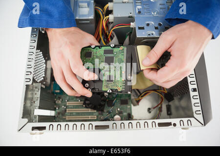 Informatiker arbeiten an defekten cpu Stockfoto