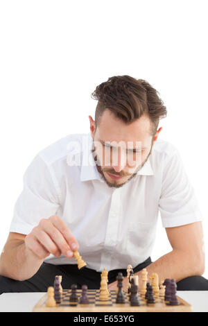 Konzentrierte sich Geschäftsmann spielen Schach solo Stockfoto