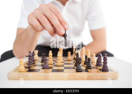 Konzentrierte sich Geschäftsmann spielen Schach solo Stockfoto