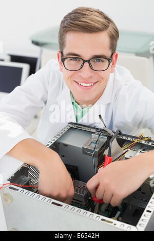 Techniker arbeiten an defekten cpu mit Lötkolben Stockfoto