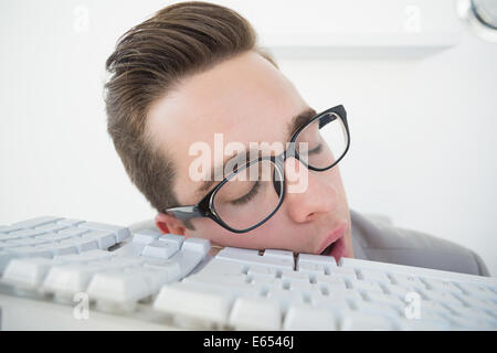 Nerdy Geschäftsmann schlafen auf Tastatur Stockfoto