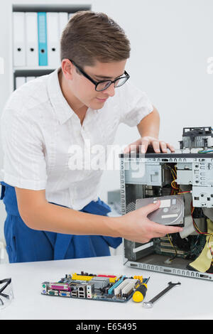 Junge Techniker arbeiten an defekten computer Stockfoto