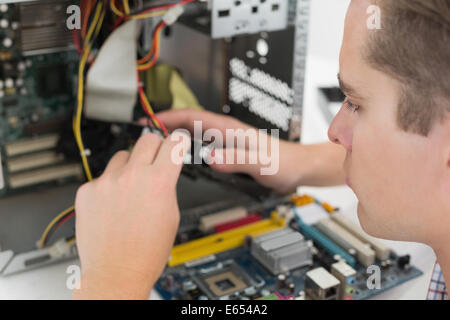 Junge Techniker arbeiten an defekten computer Stockfoto