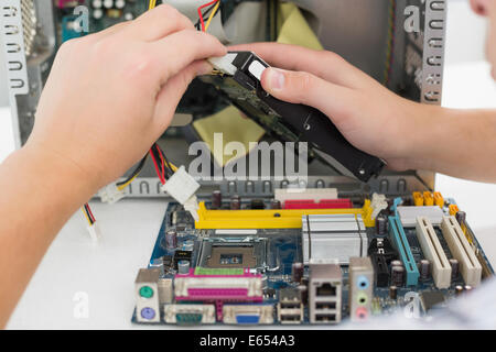 Junge Techniker arbeiten an defekten computer Stockfoto