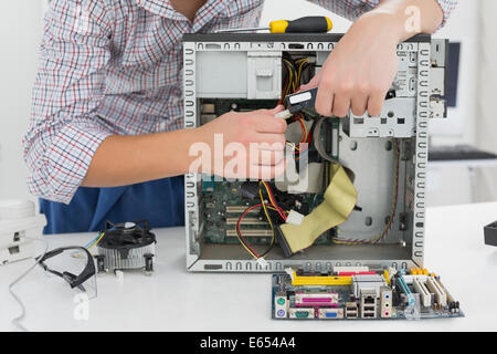 Junge Techniker arbeiten an defekten computer Stockfoto