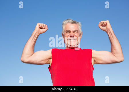 Aktiven senior Mann im roten Tank-Top jubelt Stockfoto
