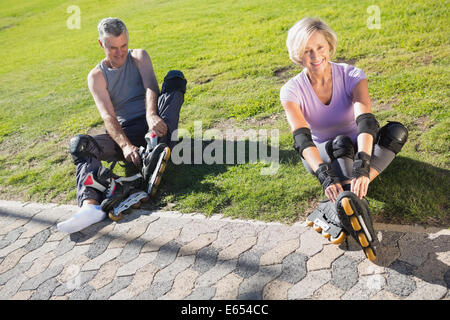 Aktive Senioren paar Rollerblading einsatzbereit Stockfoto