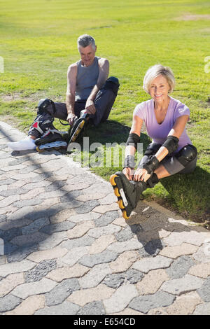 Aktive Senioren paar Rollerblading einsatzbereit Stockfoto