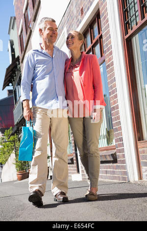 Gerne älteres Paar, shopping in der city Stockfoto