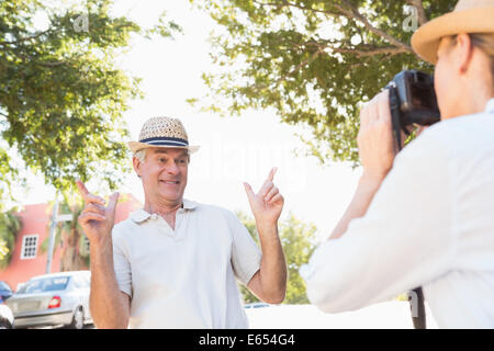 Glücklich senior Mann posiert für seinen Partner nehmen Foto Stockfoto