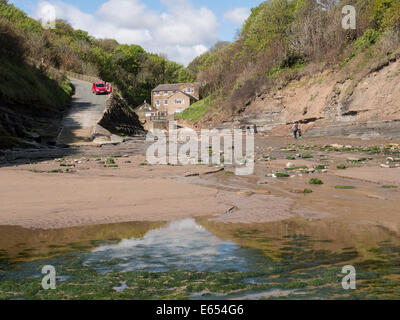 Boggle Loch in der Nähe von Robin Hoods Bay, Küste North Yorkshire, Vereinigtes Königreich England Meer Meer Tourismus Freizeit Landschaft Stockfoto