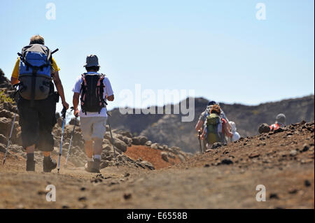 Wanderer zu Fuß auf den Haleakala Krater, Haleakalā-Nationalpark, Insel Maui, Hawaii Inseln, USA Stockfoto