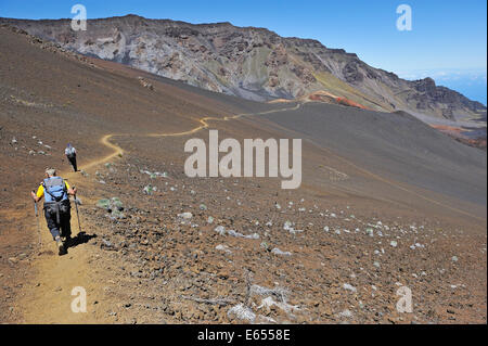 Hawaii-Landschaft - Wanderer im Nationalpark Haleakala Krater, Insel Maui Stockfoto