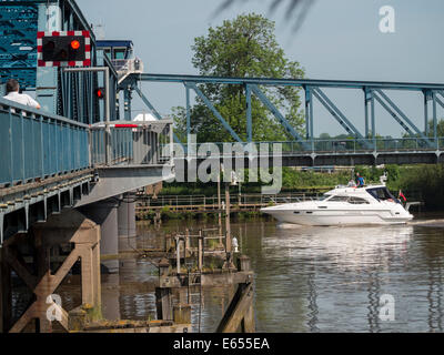 Boothferry swing Bridge, über den R Ouse, mit einer Spannweite geöffnet um zu lassen, ein Boot segeln unter, Yorkshire, Großbritannien Stockfoto