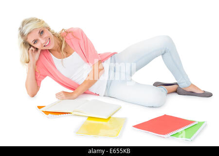 Hübsche junge blonde liegend und Studium Stockfoto