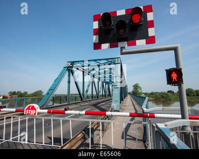 Boothferry Brücke über die Ouse R schwingen, Verkehr Lichter Stop Fahrzeuge vor Brücke öffnet, Yorkshire, Großbritannien Stockfoto