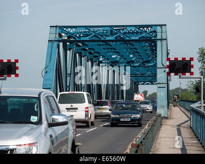 Fahrzeuge fahren über Boothferry Swing Bridge, über den R Ouse, Yorkshire, Großbritannien Stockfoto