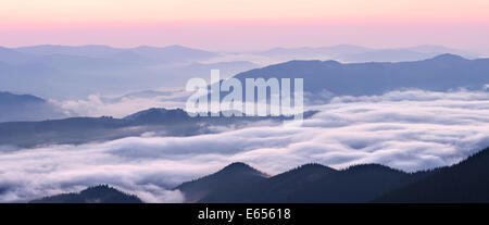 Karpaten-Grat-Panorama. Karpaten, Ukraine Stockfoto
