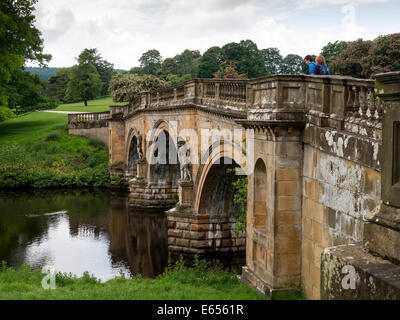 Brücke über den Fluss Derwent in Chatsworth House, Peak District, Derbyshire, UK Stockfoto