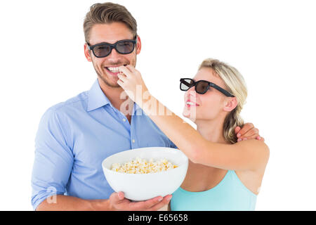 Glückliches junges Paar 3d Brille Essen popcorn Stockfoto