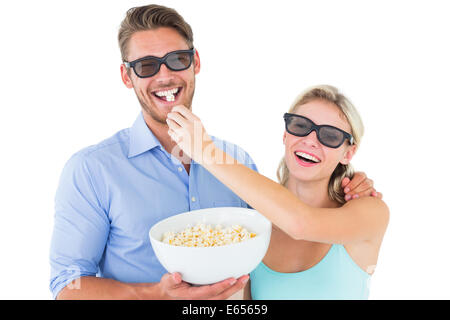 Glückliches junges Paar 3d Brille Essen popcorn Stockfoto